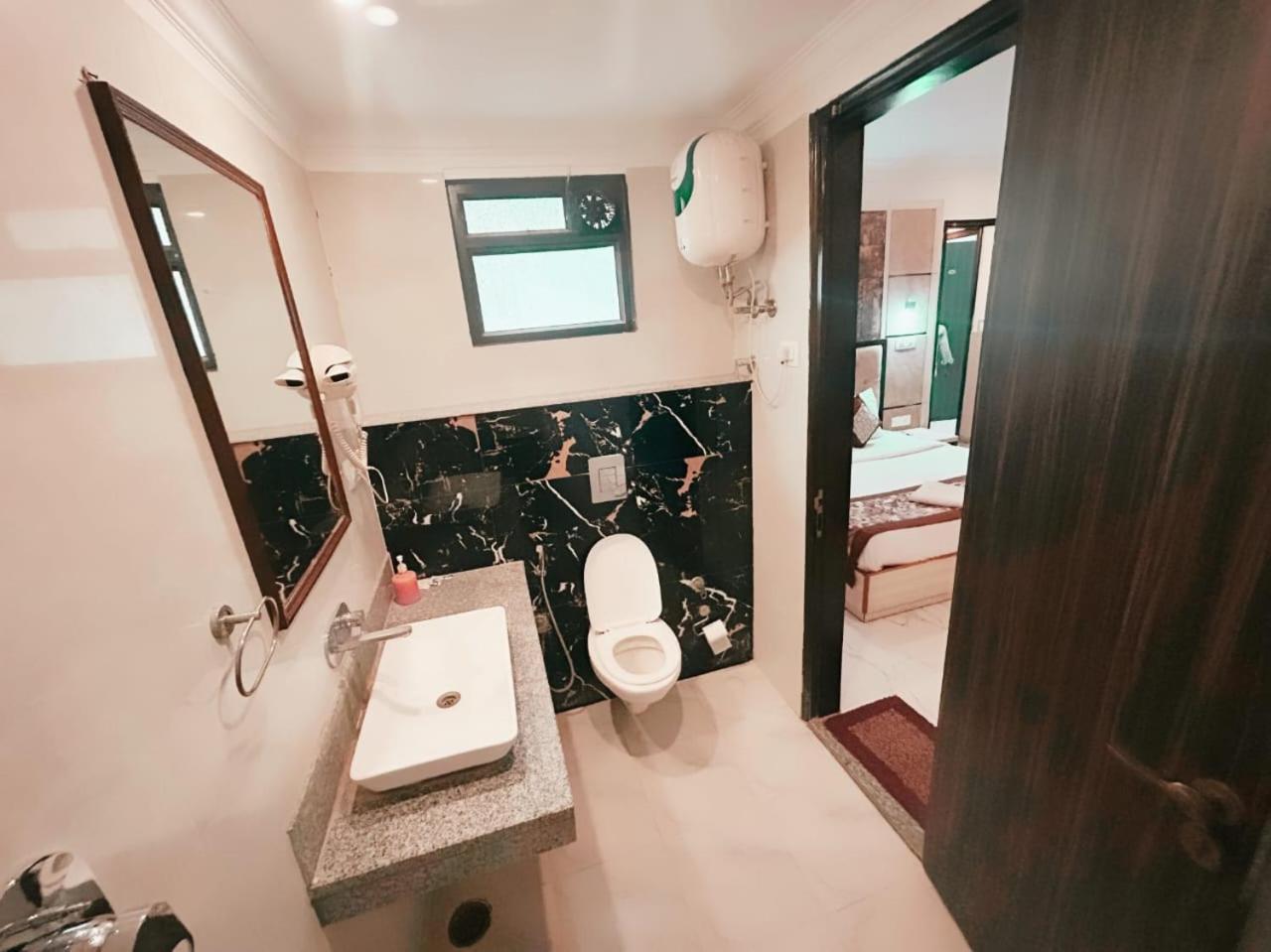 Hotel Almora Inn - Near By Delhi International Airport - With Free Airport Pickup And Drop Nueva Delhi Exterior foto