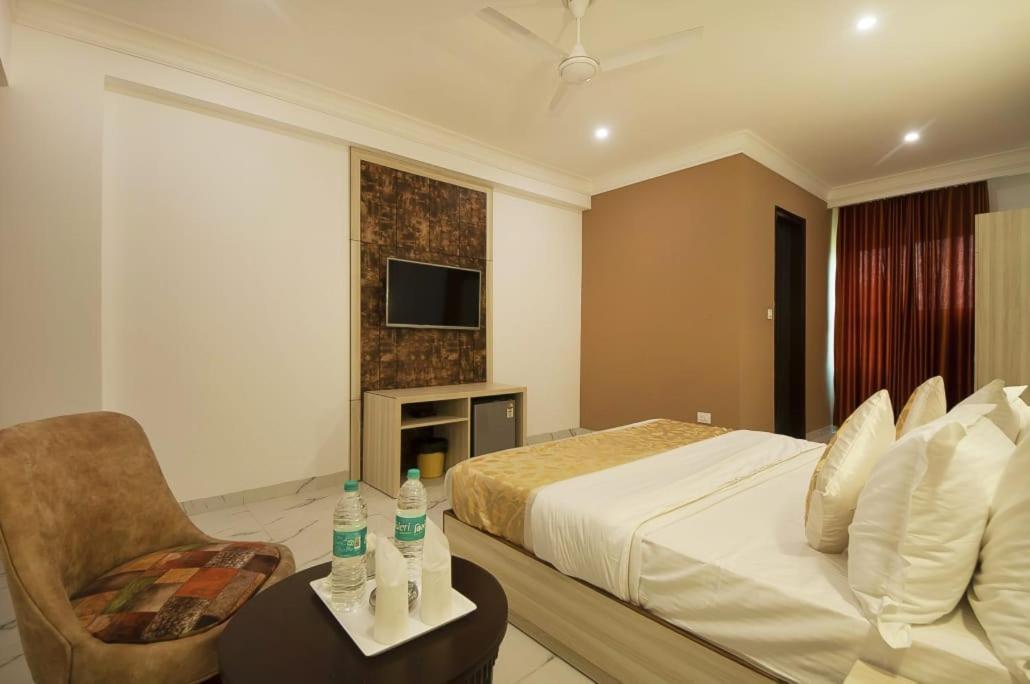 Hotel Almora Inn - Near By Delhi International Airport - With Free Airport Pickup And Drop Nueva Delhi Exterior foto